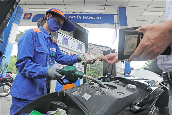 С полудня 13 августа цены на бензин снизились почти на 500 донгов за литр. — Vietnam.vn