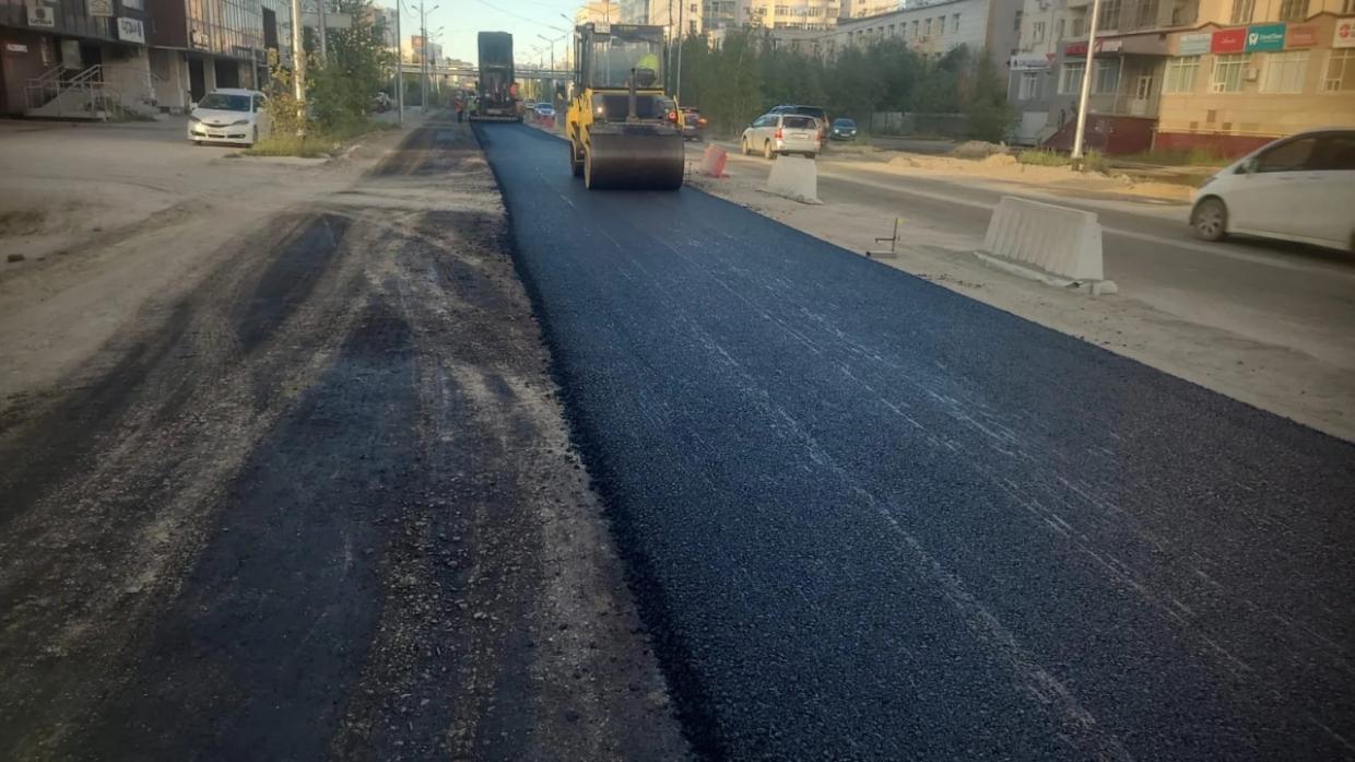 На улице Ойунского начали укладывать нижний слой асфальта — EXO-YKT