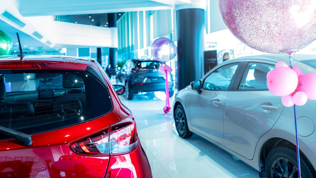 Рынок снова пошел вниз: продажи новых легковых автомобилей в России просели на 7% — Автоновости дня