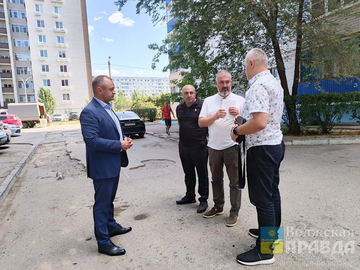 Вице-мэр Волжского Евгений Головко проинспектировал ход ремонта внутриквартальных дорог — gazeta-vp.ru
