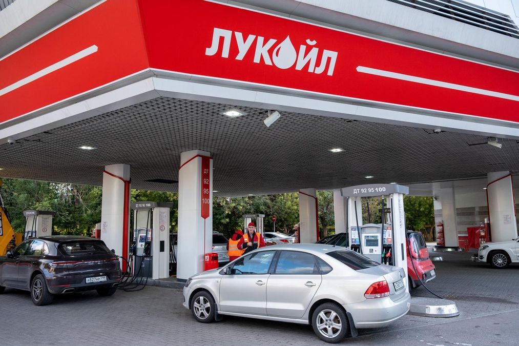 Бензин вновь становится роскошью: очереди на российских АЗС вернулись даже в Москву — 24 Канал
