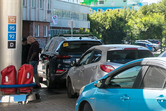 Вторая волна топливного кризиса: новосибирцы снова выстраиваются в километровые очереди на АЗС — Континент Сибирь Online