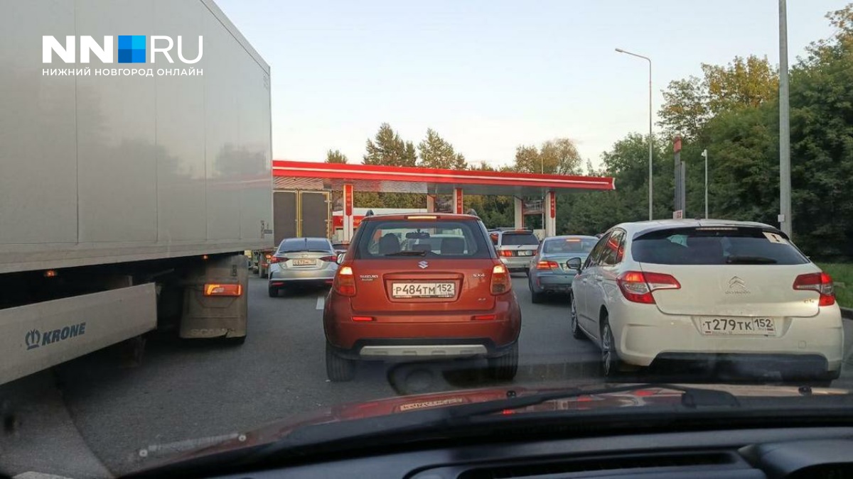 Подышали спокойно — всё заново». Водители присылают тревожные кадры с АЗС в Нижнем Новгороде — Новости Нижнего Новгорода