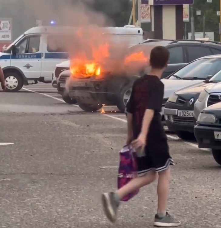 В Костроме на глазах у прохожих загорелся автомобиль — K1NEWS