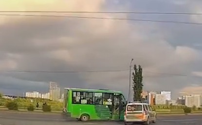 Проигнорировал все знаки»: маршрутка и легковой автомобиль столкнулись в Тюмени — RusDTP.RU