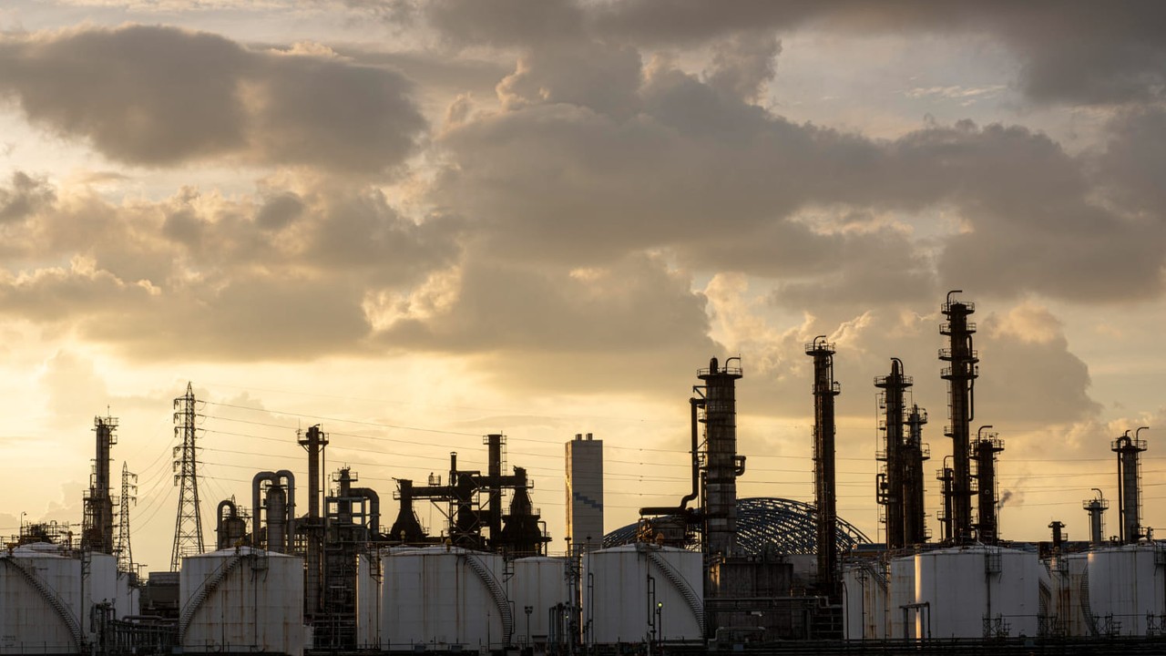 Цены производителей на нефть снизились на 27,1%, бензин подорожал на 6,5% — InvestFuture