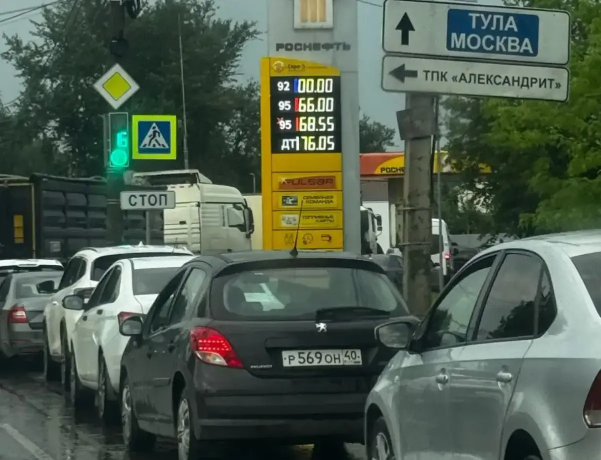 Бензин в дефиците: калужские власти объяснили огромные очереди на АЗС — kaluganews.com