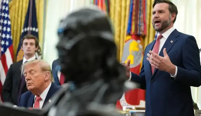 Вэнс обвинил диктаторов в подорожании бензина, но его слова связали с Трампом — Апостроф