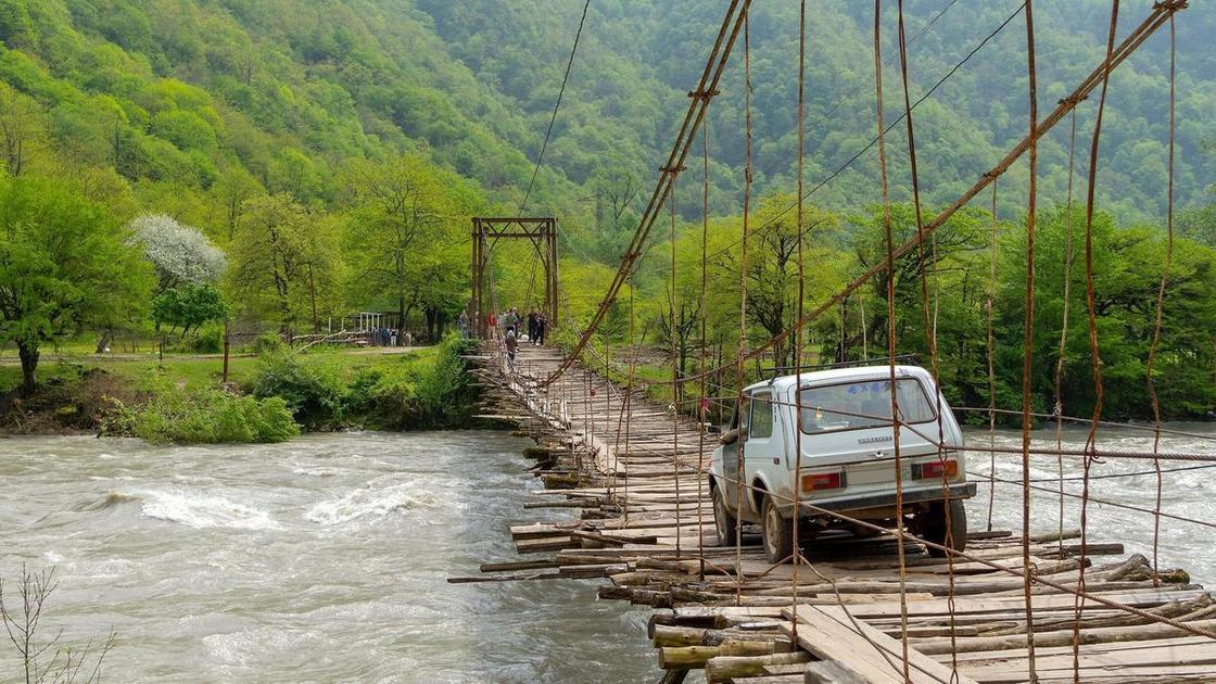 Кто не на газу — моё искреннее сочувствие»: как гид Валерий из Абхазии гениально спас бизнес в разгар бензинового кризиса — Вокруг света