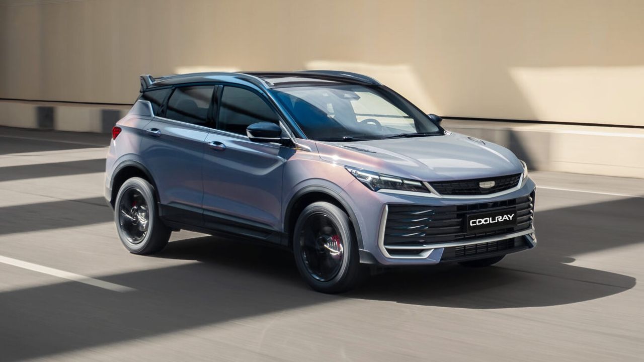 В России начались продажи новой версии бюджетного кроссовера Geely. Сколько она стоит — Автоновости дня