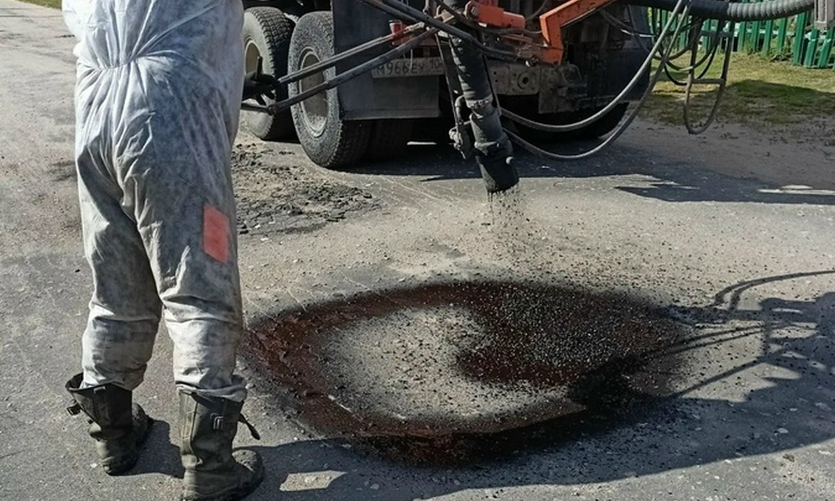 В Карелии ямы на дорогах залатали экономным способом (ФОТО) — Daily Карелия
