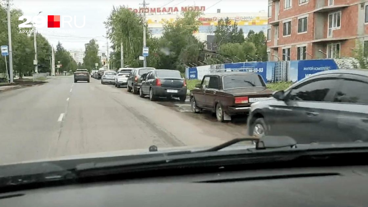 Бензина нет, но люди ждут»: жители Архангельска часами стоят в очередях на АЗС — 29.ru
