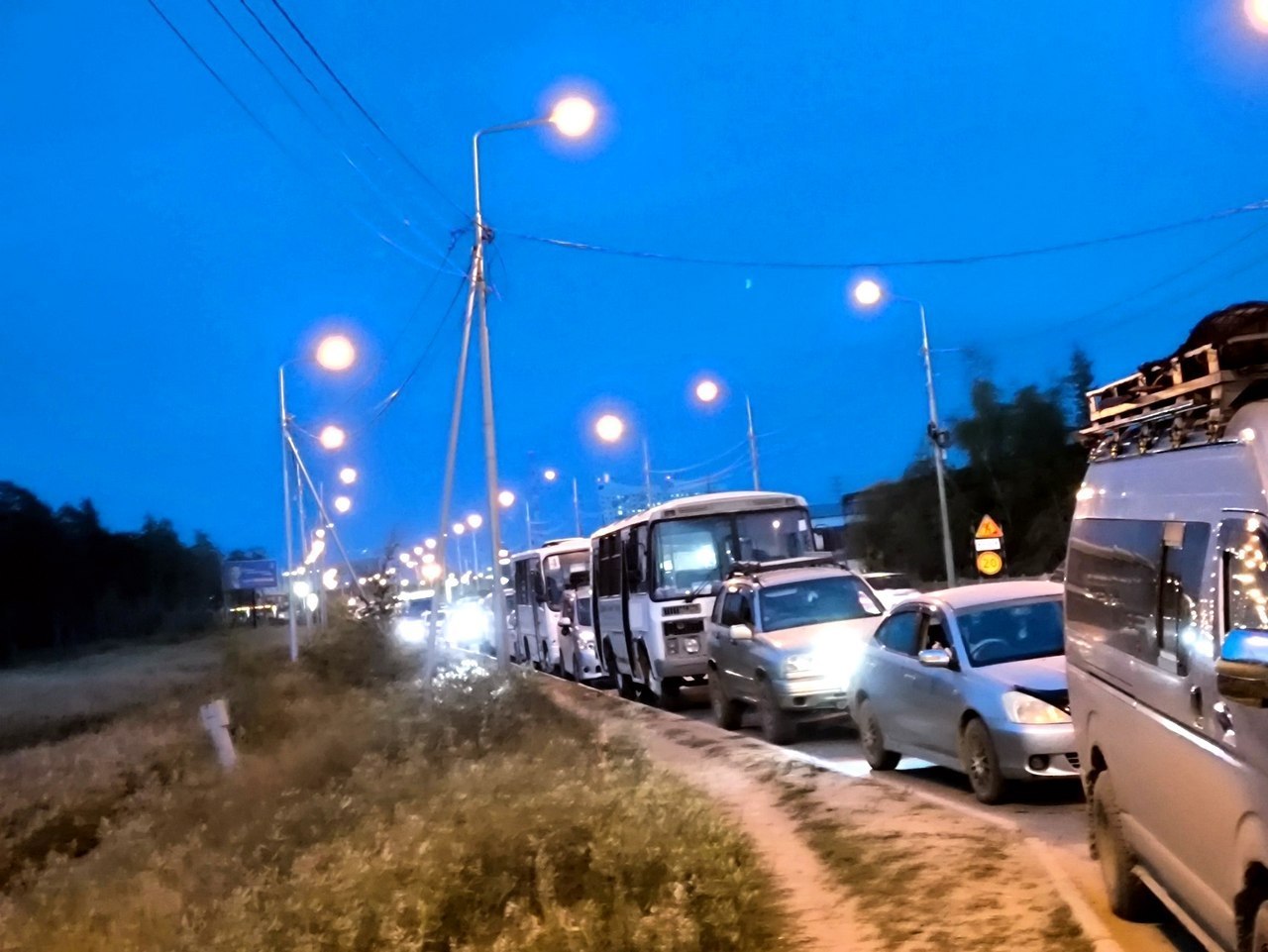 В Якутске уже месяц не хватает газа. На заправках скапливаются очереди, в которых водители автобусов стоят до ночи — ЭХО