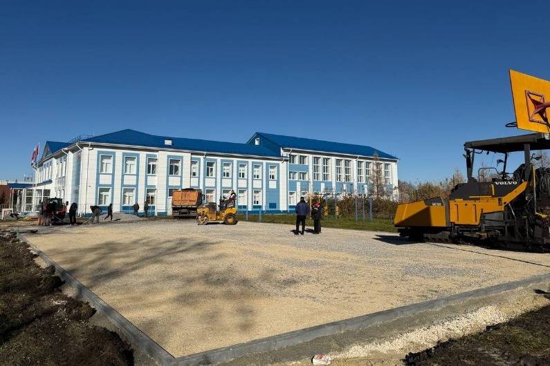 Асфальтовую площадку для установки спортоборудования обустраивают во дворе рассказовской школы — Трудовая новь