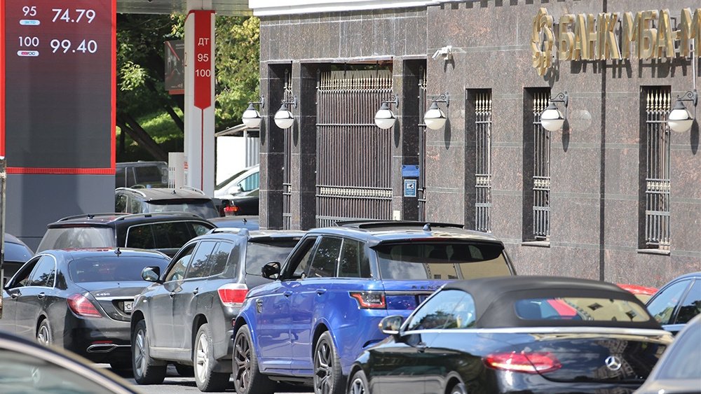 Эксперты "РГ" объяснили, почему на АЗС опять выстроились очереди — ВФокусе Mail