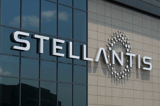 Stellantis отзывает почти миллион автомобилей из-за сбоя камеры заднего вида — Grani.lv