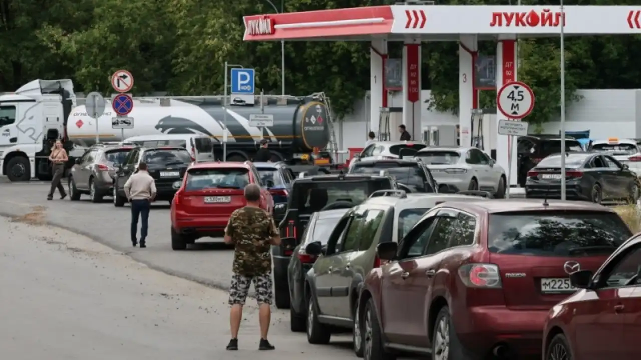 Атаки на НПЗ вновь оставили Россию без бензина: водители стоят часами — Polites News