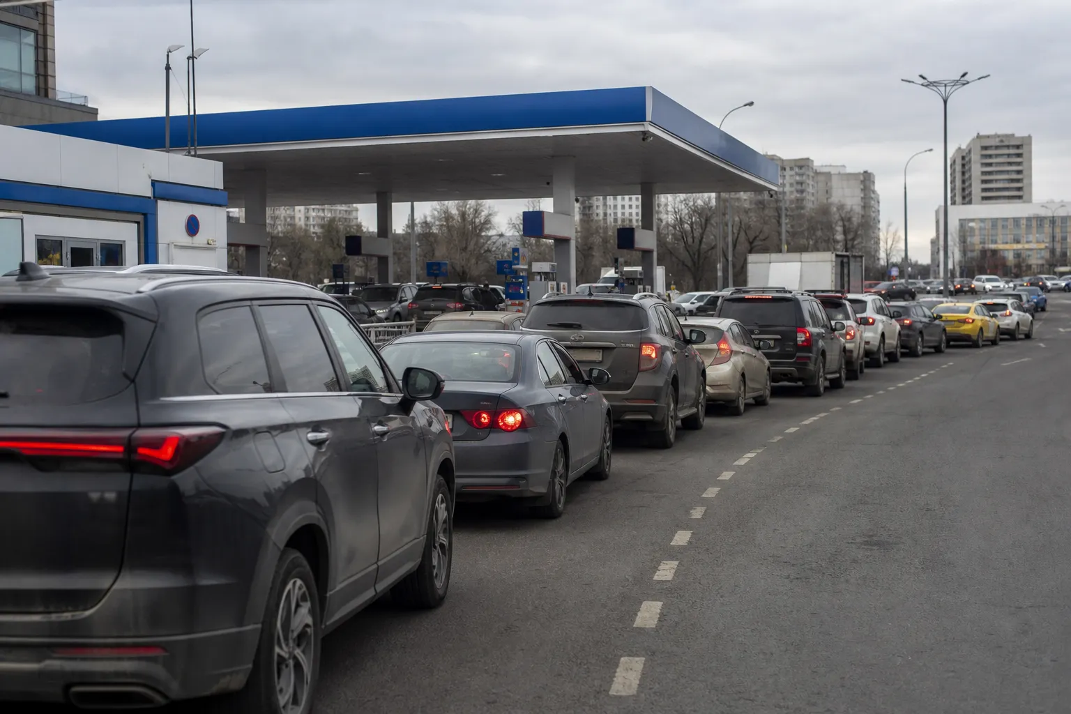 В Москве образовались многочасовые очереди за бензином после ударов по НПЗ — UA.NEWS
