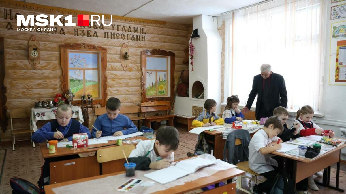 Английского станет меньше, старшеклассникам расскажут о работе БПЛА, ОГЭ упростят. Что изменится в новом учебном году — MSK1.RU