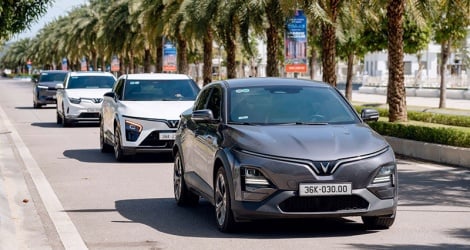 Несмотря на то, что владельцы автомобилей VinFast живут далеко от центра города, они с уверенностью заявляют: «Зарядка удобнее, чем заправка бензином». — Vietnam.vn