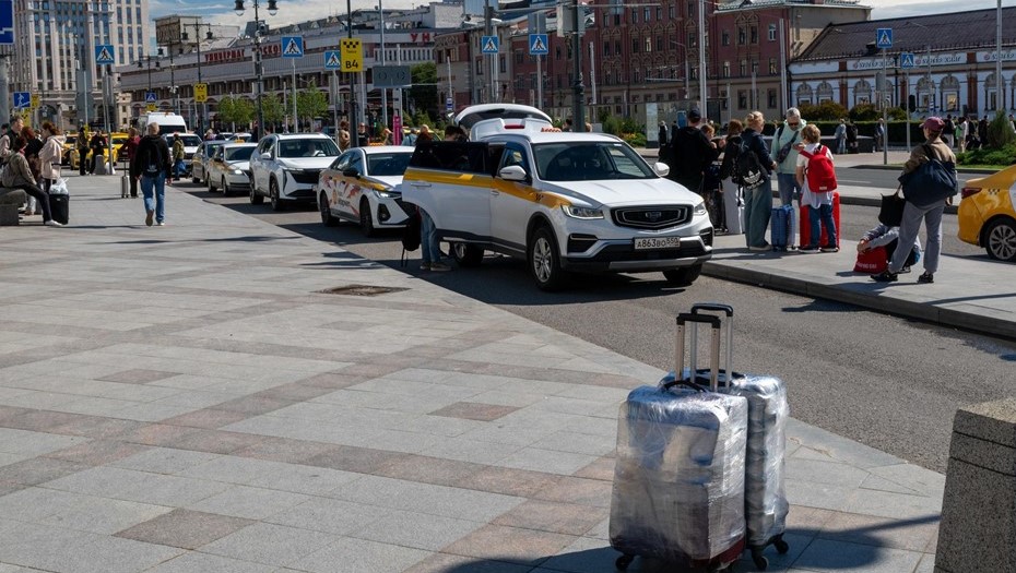 Пассажир такси в Петербурге отдал телефон водителю и лишился 60 тысяч рублей — dp.ru