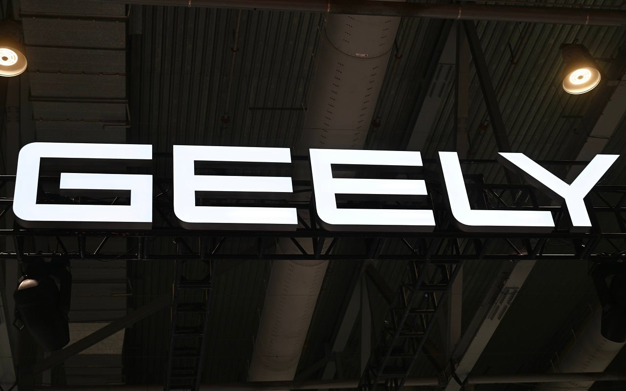 Geely переписала цены на свои авто в России — За рулем