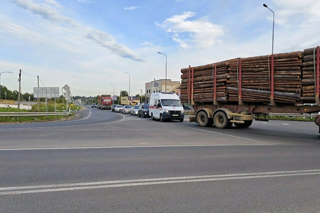 Новый светофор на выезде из Сыктывкара устроил пробку вместо разгрузки — 1istochnik