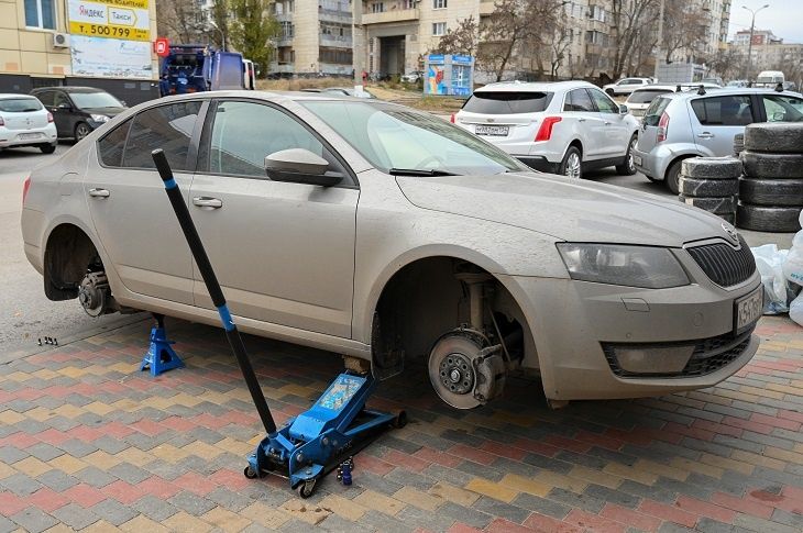 Сказалась ситуация с бензином? Волгоградцы начали сезон смены шин в разгар бабьего лета — V102.ru