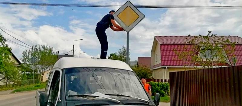 В Коврове чинят дороги, убирают смет, пилят ветки и косят траву — КовровСегодня