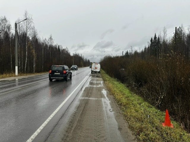 В Ухтинском районе водитель «Форда» не справился с управлением при обгоне и вылетел в кювет — 1istochnik