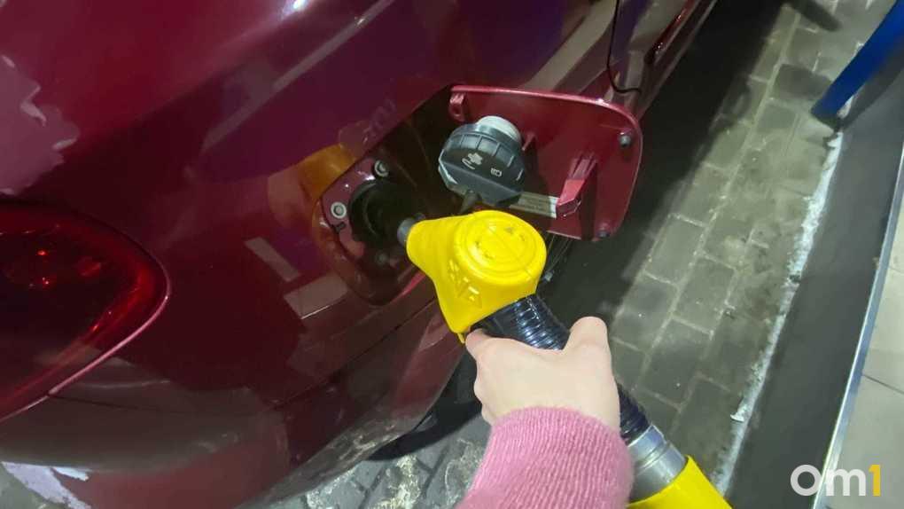 Бензин по 65 рублей: Омск стал лидером по дешевизне топлива — Om1.ru