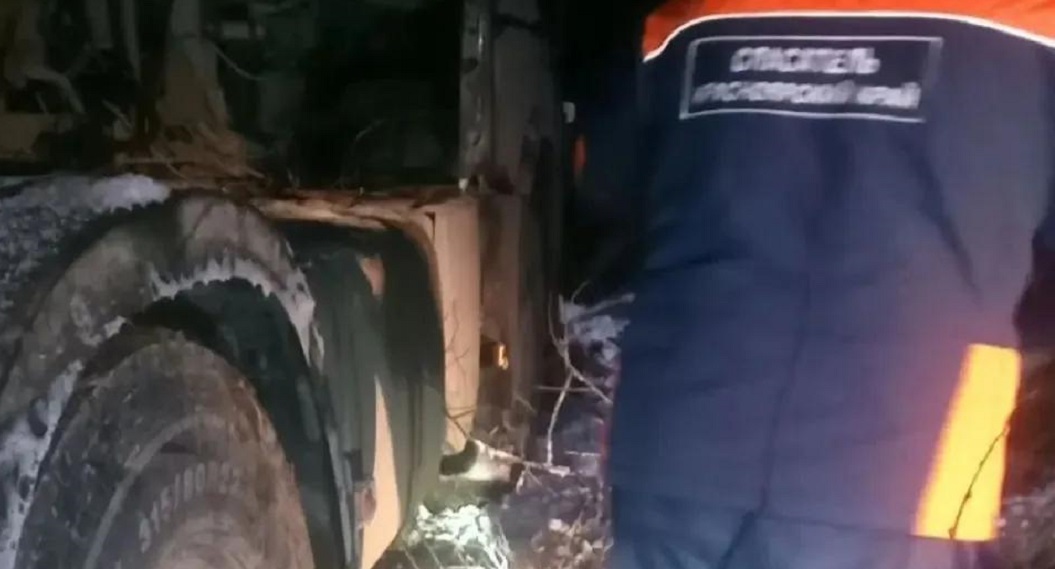 В Красноярском крае топливо вытекло на дорогу после съезда бензовоза в кювет — Город Прима