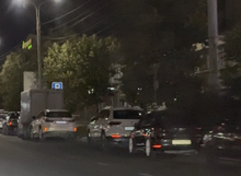 Под 100 автомобилей ждут своей очереди на заправку среди ночи в Новороссийске. Есть видео. Ситуация с бензином вновь осложнилась — Живая Кубань