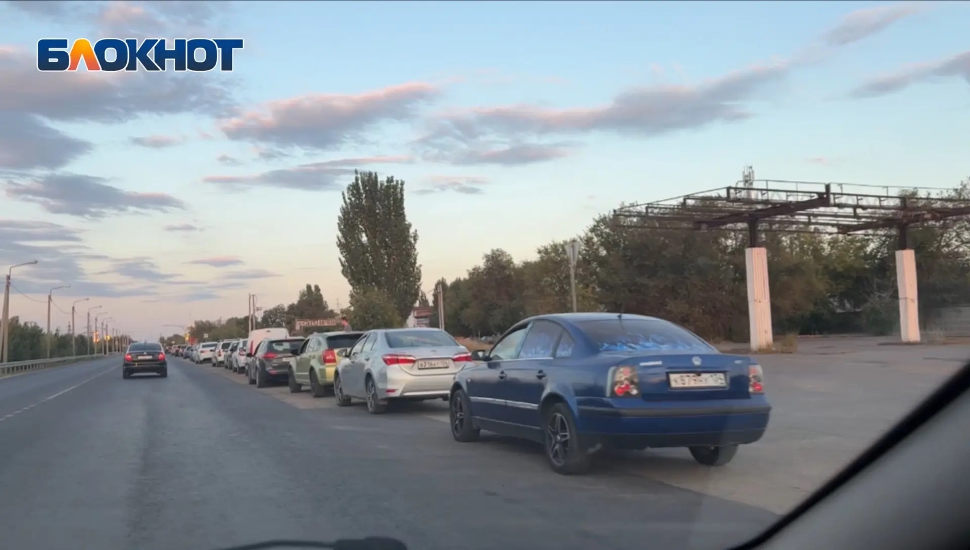 20 минут в очереди — это еще норма»: в Волжском снова растут очереди на АЗС, а кое-где бензина нет вовсе — Блокнот Волжский